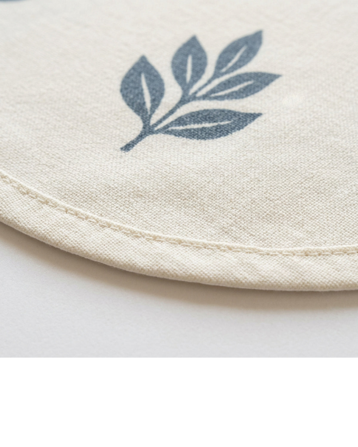 Wildpad Cotton Leaf Print Oval Tablecloth 150 × 220 cm Warm White - Detail view