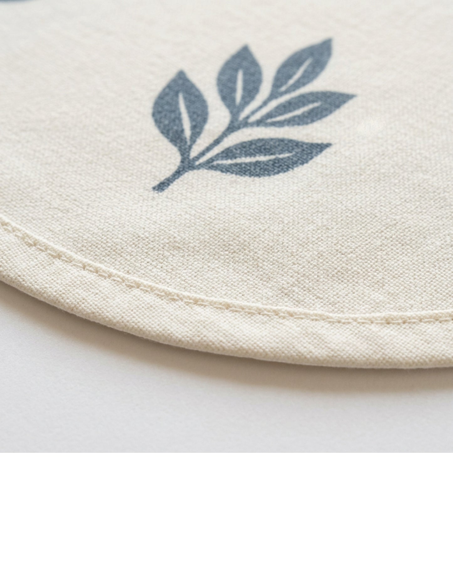 Wildpad Cotton Leaf Print Oval Tablecloth 150 × 220 cm Warm White - Detail view